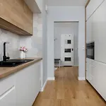 Bright Two Bedroom In With Air Conditioning And Parking By Renters Wrocław