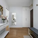 Lägenhet Bright Two Bedroom In With Air Conditioning And Parking By Renters