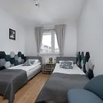 Lägenhet Bright Two Bedroom In With Air Conditioning And Parking By Renters *