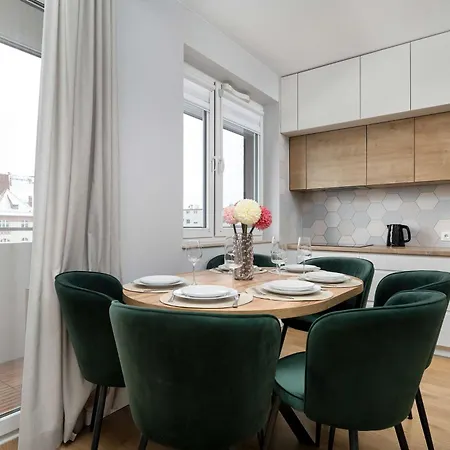 Lägenhet Bright Two Bedroom In With Air Conditioning And Parking By Renters *
