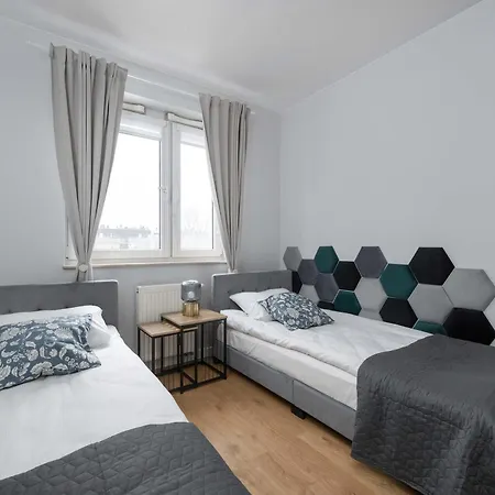 Bright Two Bedroom In With Air Conditioning And Parking By Renters Lägenhet *