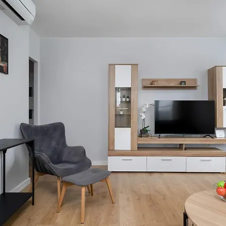 Bright Two Bedroom In With Air Conditioning And Parking By Renters Lägenhet