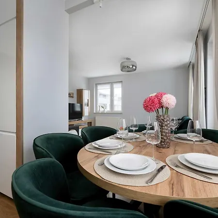 Lägenhet Bright Two Bedroom In With Air Conditioning And Parking By Renters Wrocław