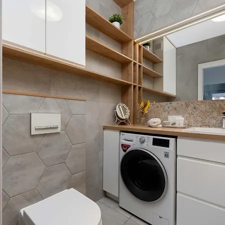 Апартаменты Bright Two Bedroom In With Air Conditioning And Parking By Renters Вроцлав