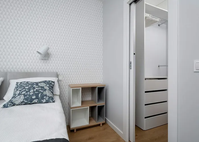 Bright Two Bedroom In With Air Conditioning And Parking By Renters Апартаменты Вроцлав