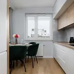 Bright Two Bedroom In With Air Conditioning And Parking By Renters * فروتسواف