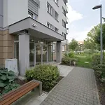 Bright Two Bedroom In With Air Conditioning And Parking By Renters شقة