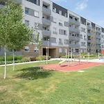 شقة Bright Two Bedroom In With Air Conditioning And Parking By Renters *