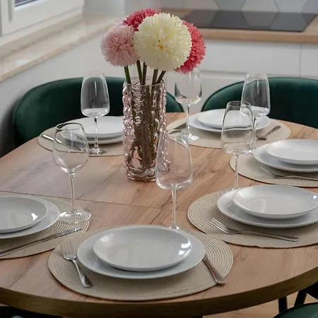 Bright Two Bedroom In With Air Conditioning And Parking By Renters