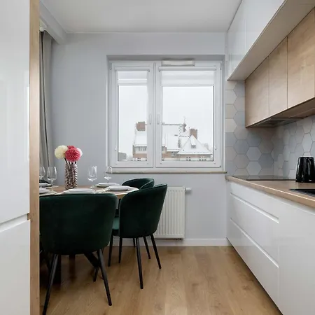 Bright Two Bedroom In With Air Conditioning And Parking By Renters * Breslavia