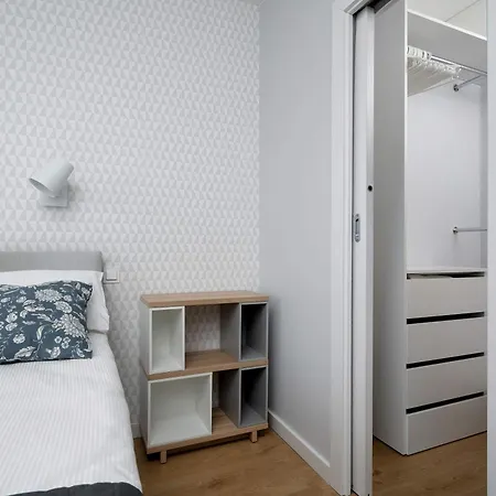 Bright Two Bedroom In With Air Conditioning And Parking By Renters דירה ורוצלב