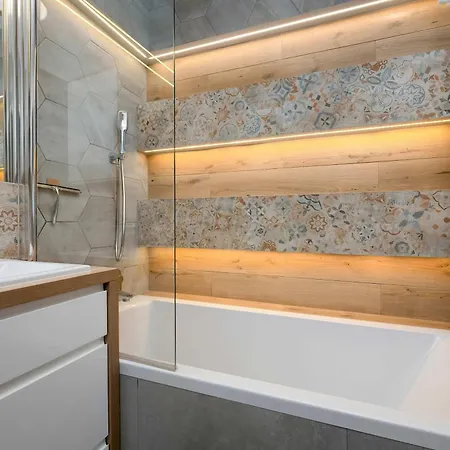 Bright Two Bedroom In With Air Conditioning And Parking By Renters Διαμέρισμα *