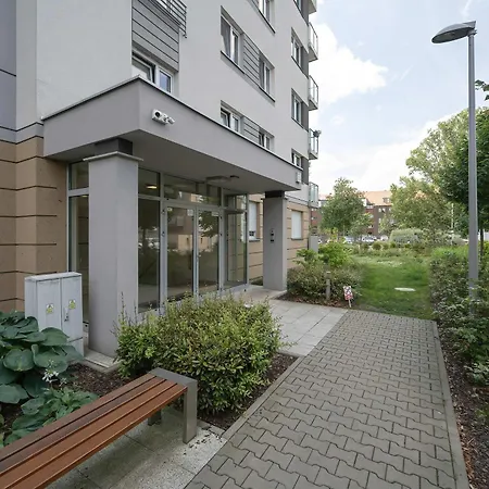 Bright Two Bedroom In With Air Conditioning And Parking By Renters Apartamento