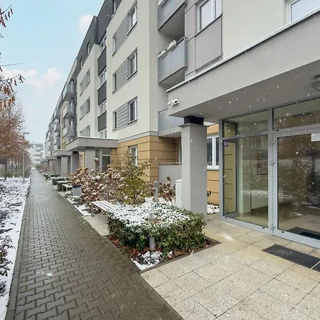 Bright Two Bedroom In With Air Conditioning And Parking By Renters