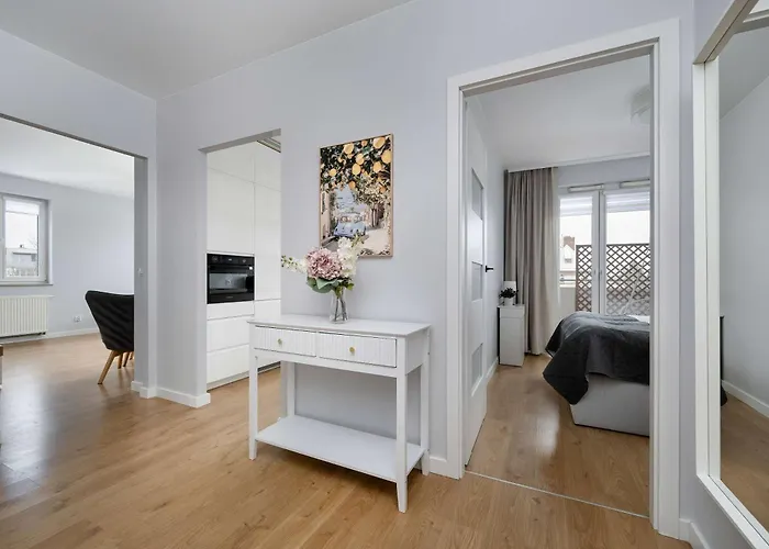 Bright Two Bedroom In With Air Conditioning And Parking By Renters