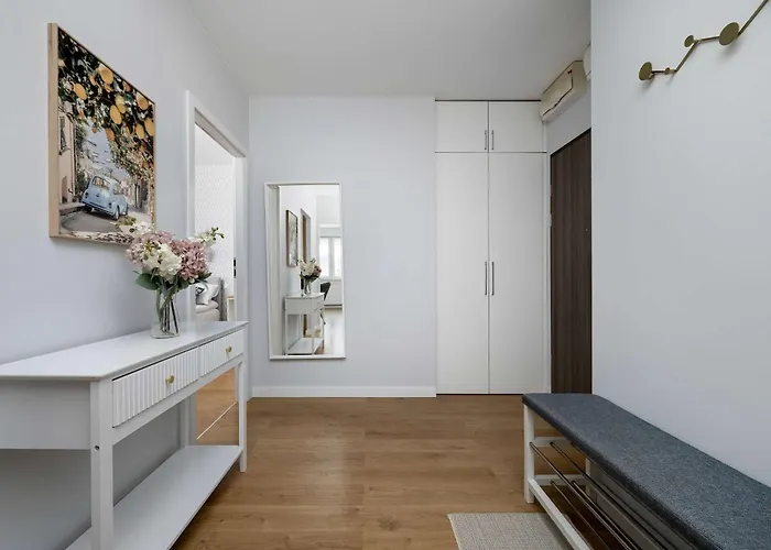 Apartment Bright Two Bedroom In With Air Conditioning And Parking By Renters