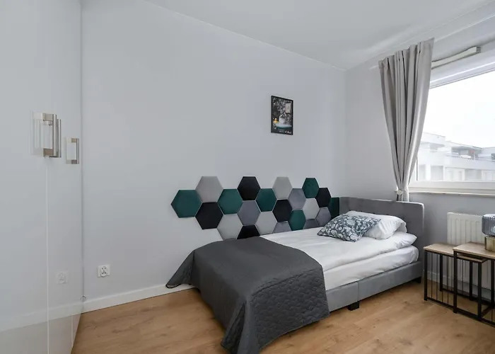 Bright Two Bedroom In With Air Conditioning And Parking By Renters