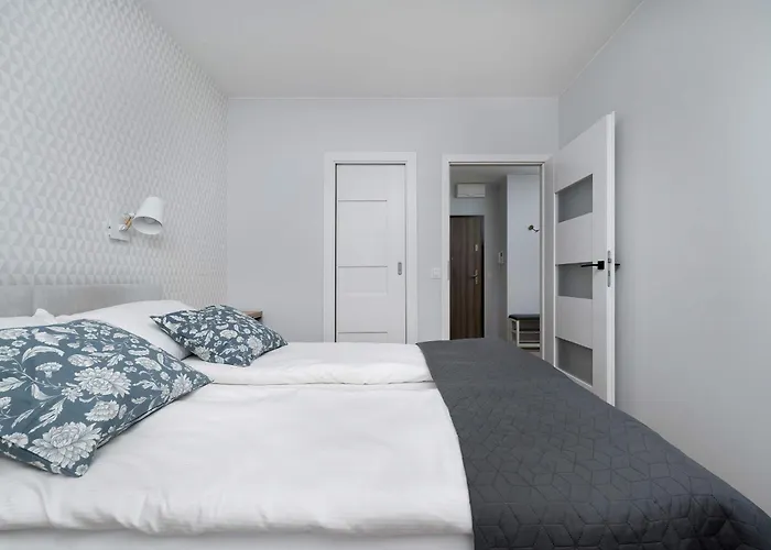 Bright Two Bedroom In With Air Conditioning And Parking By Renters *