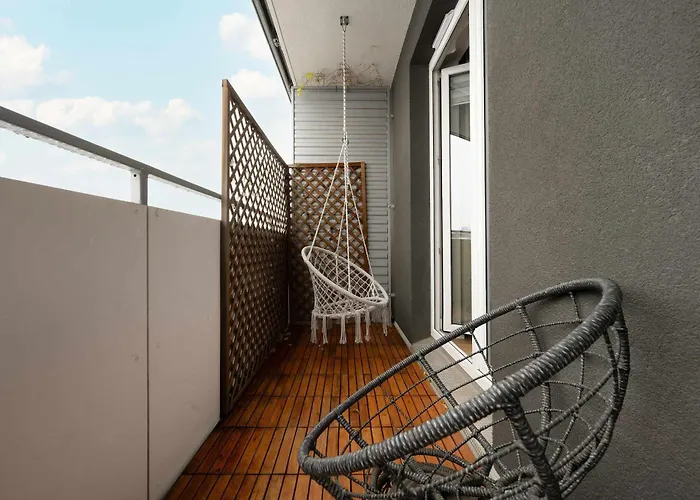 Bright Two Bedroom In With Air Conditioning And Parking By Renters Διαμέρισμα *