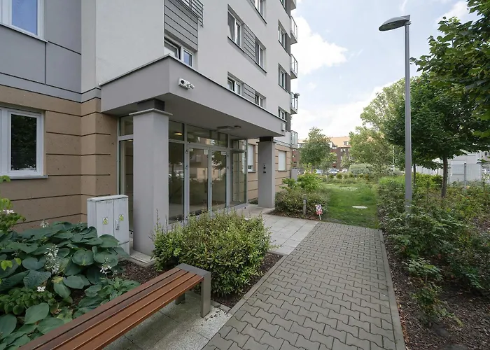 Bright Two Bedroom In With Air Conditioning And Parking By Renters Apartment